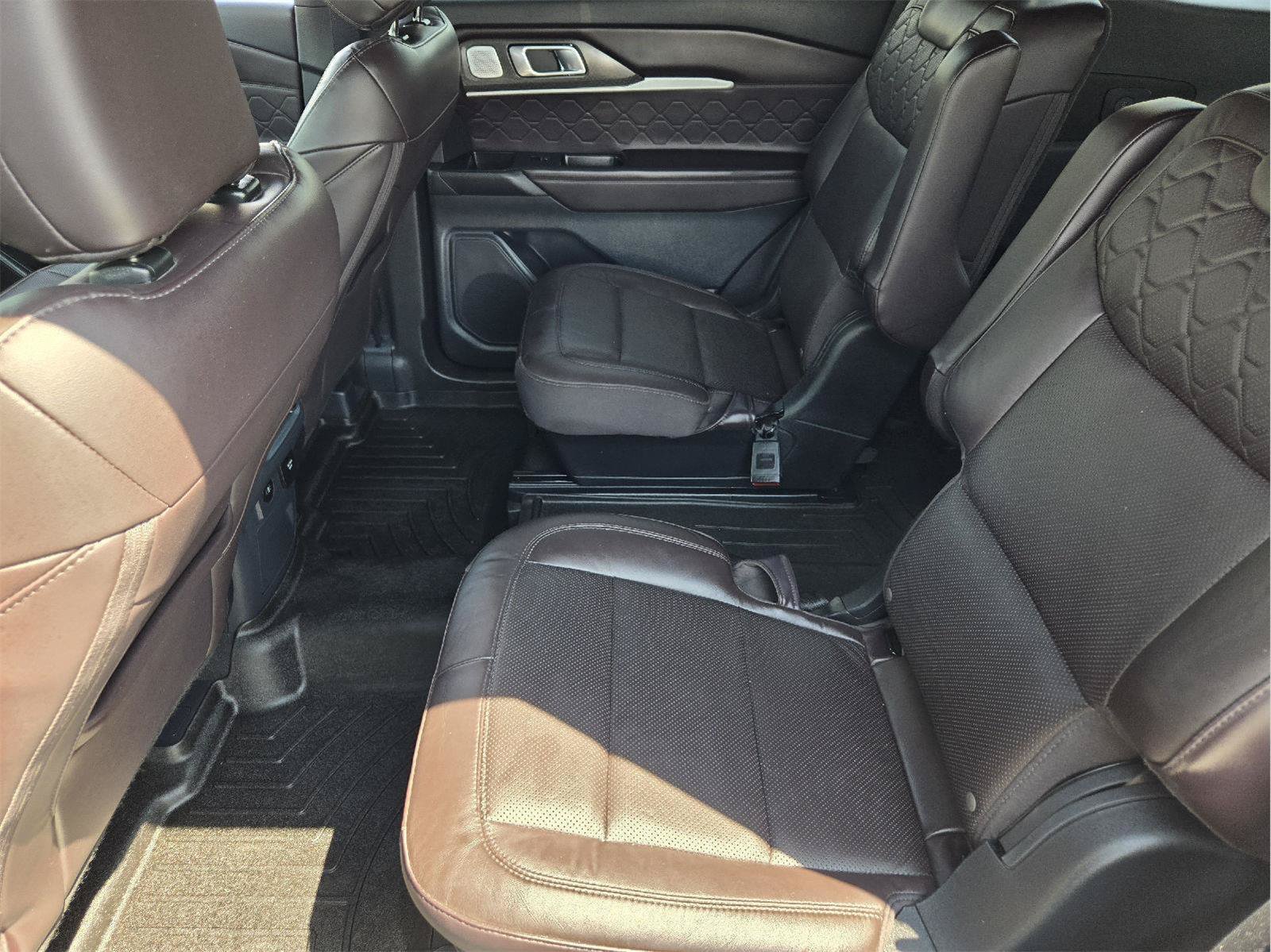 Used 2025 Ford Explorer Platinum w/ Ultimate Package RWD image 29