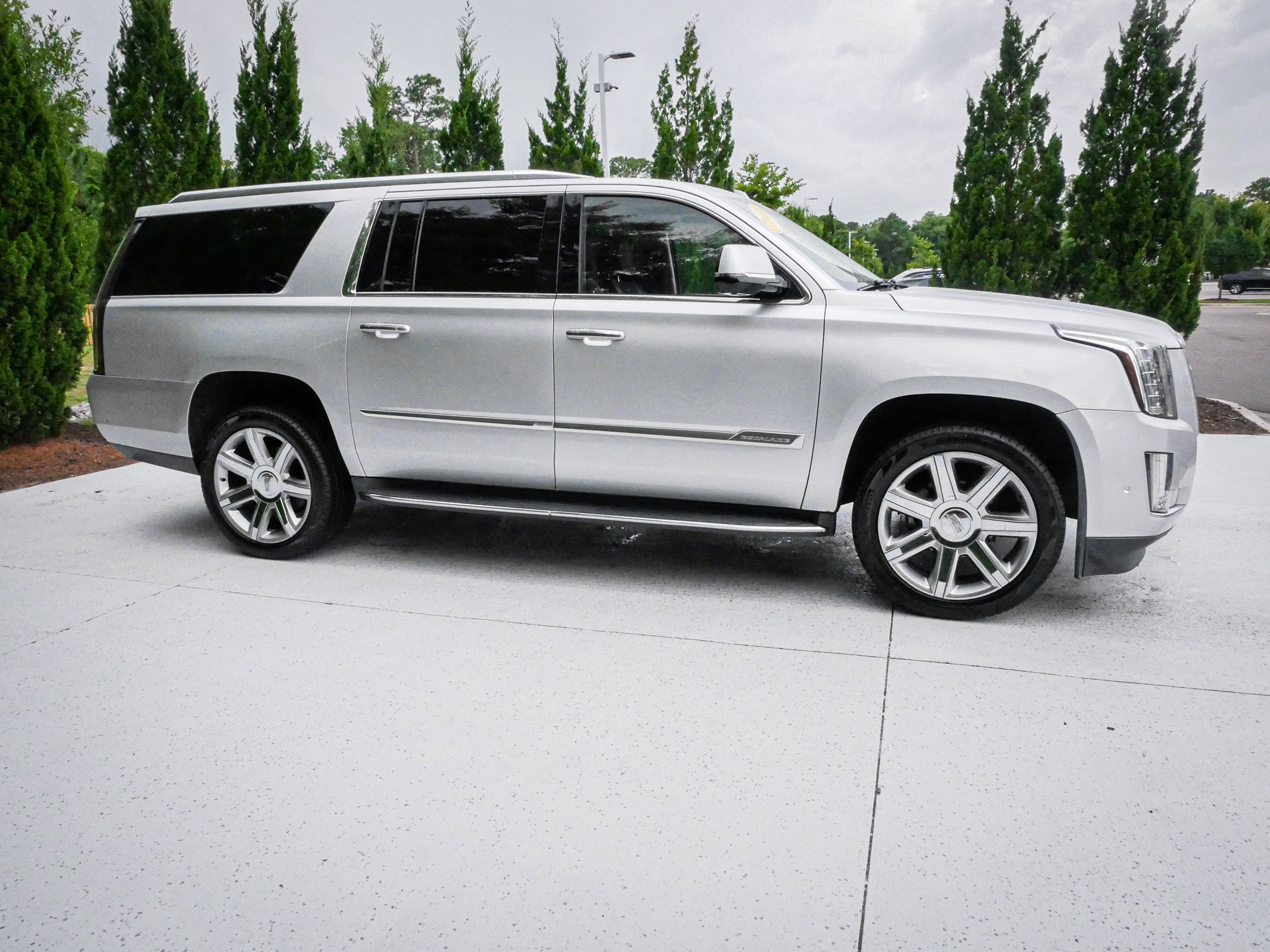 Used 2018 Cadillac Escalade ESV Luxury RWD image 11