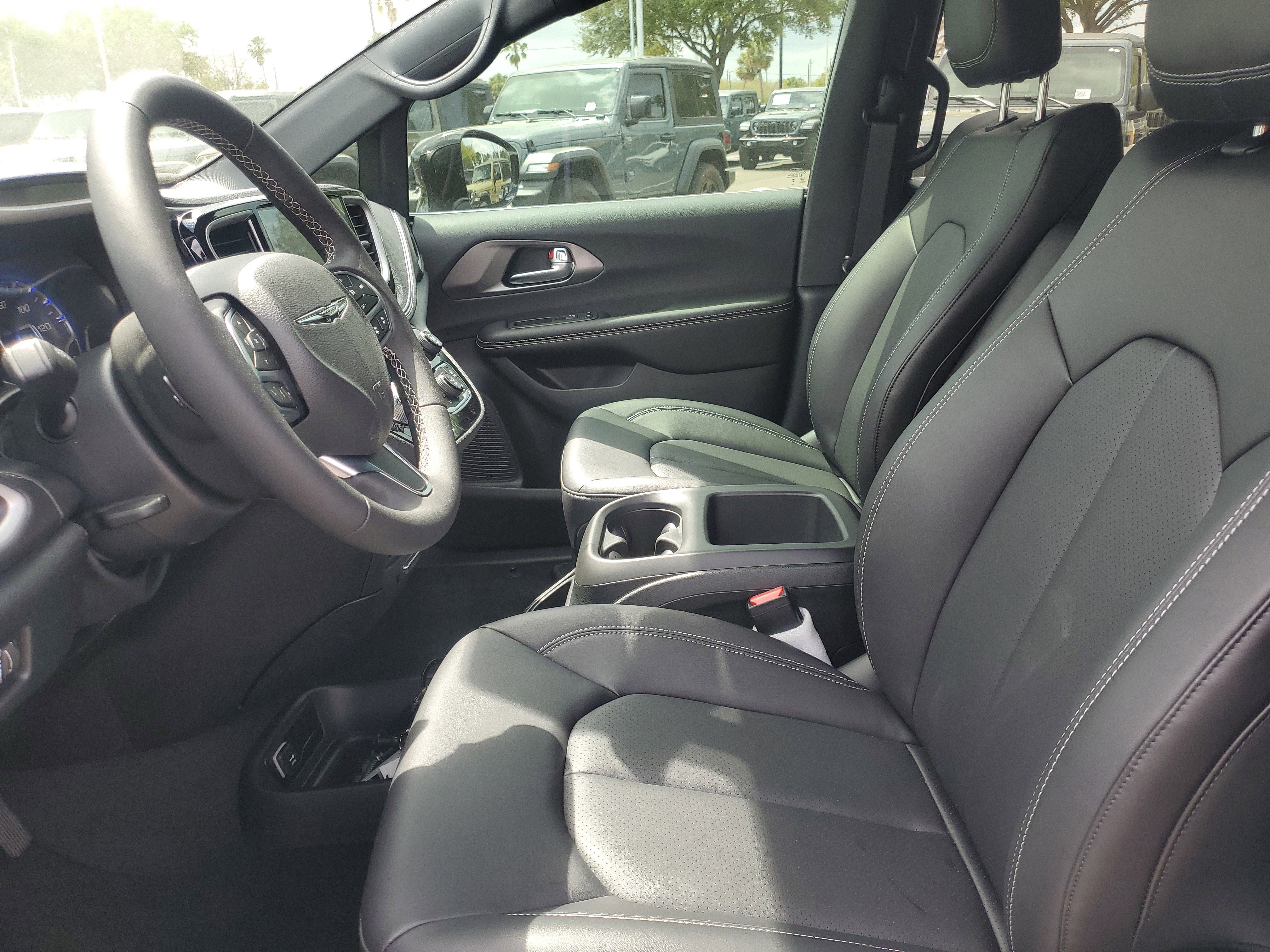 New 2026 Chrysler Pacifica Select FWD image 13