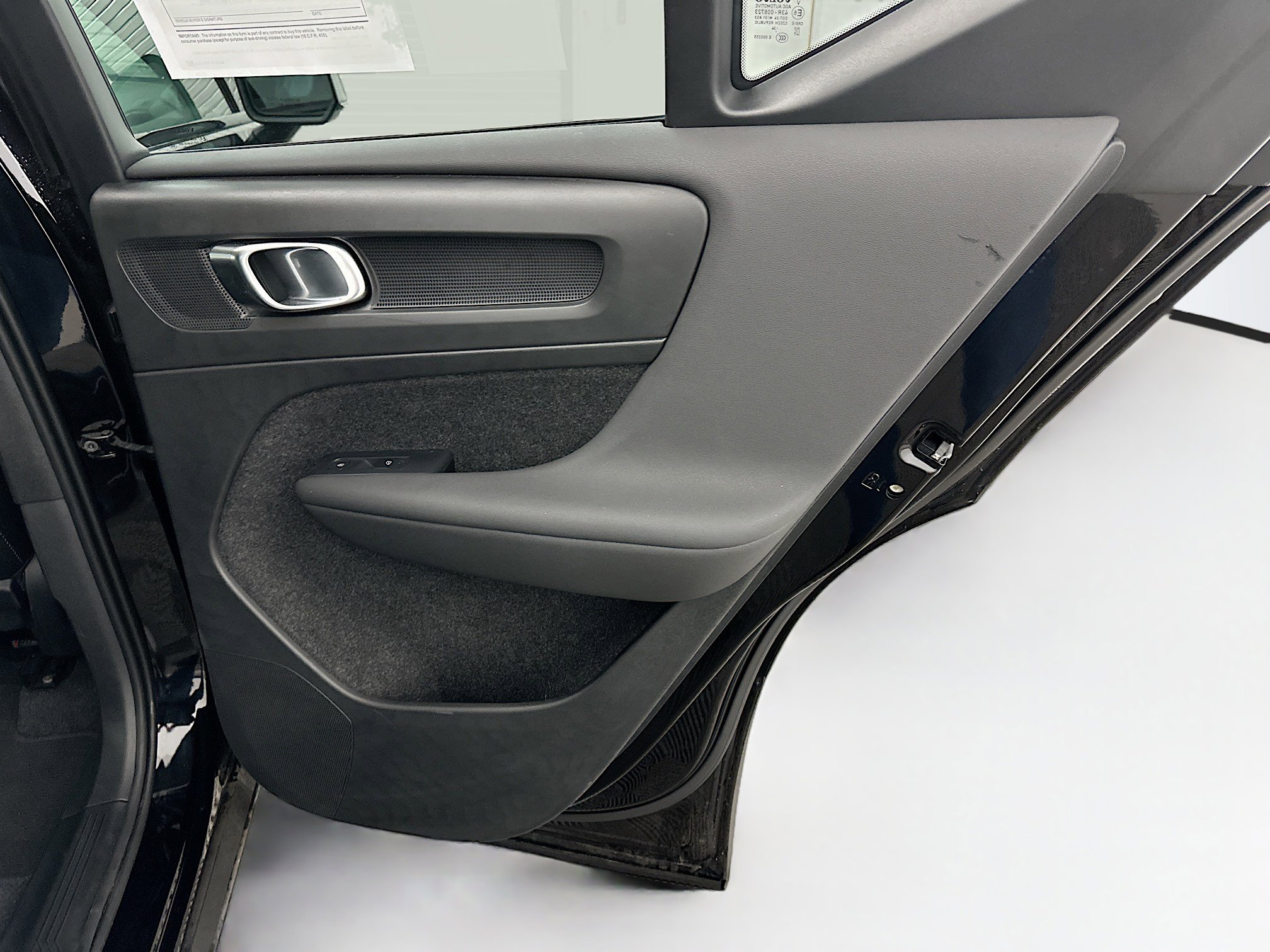 Used 2025 Volvo XC40 B5 Plus image 33