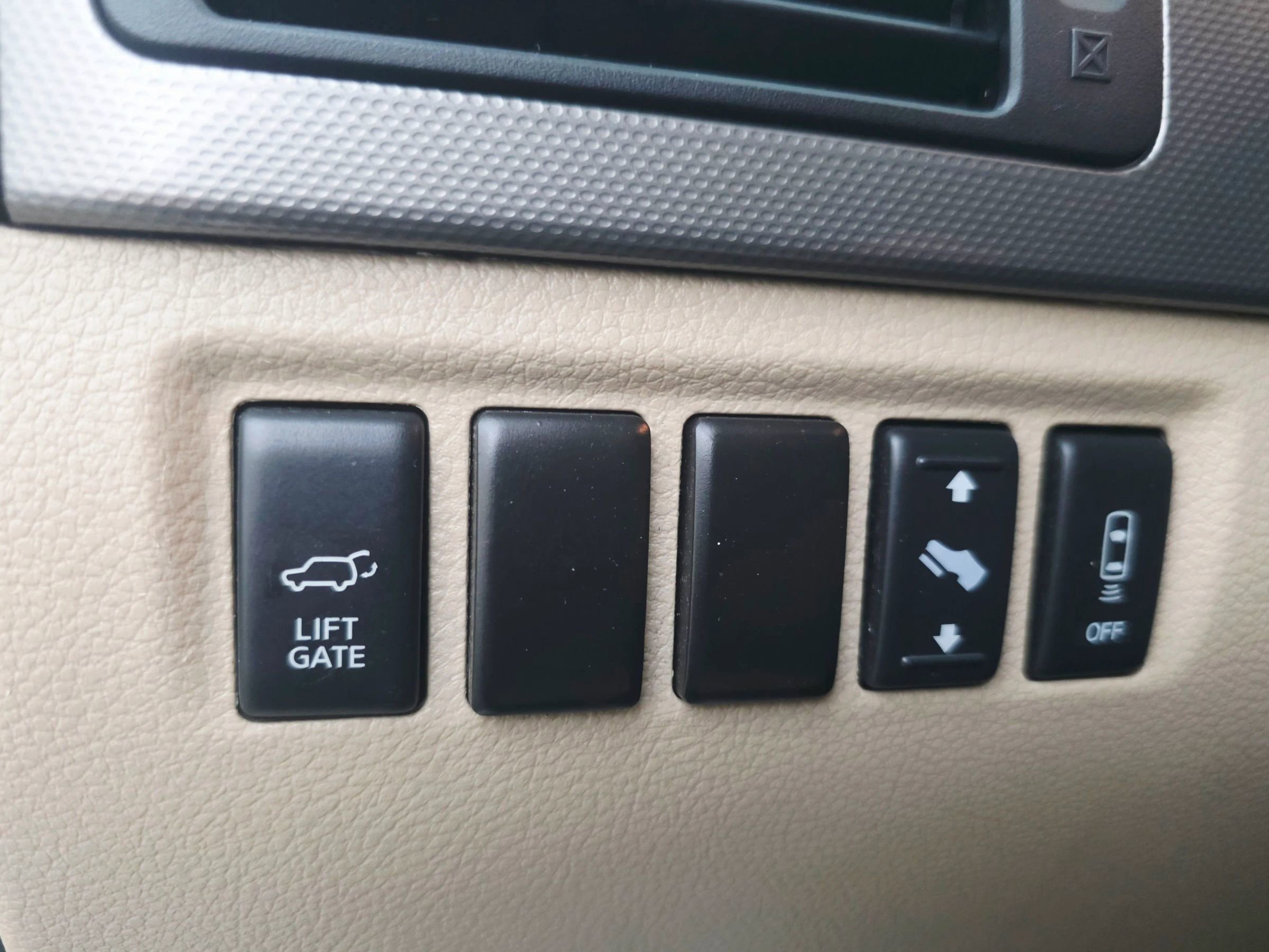Used 2013 Nissan Armada SV AWD/4WD image 24
