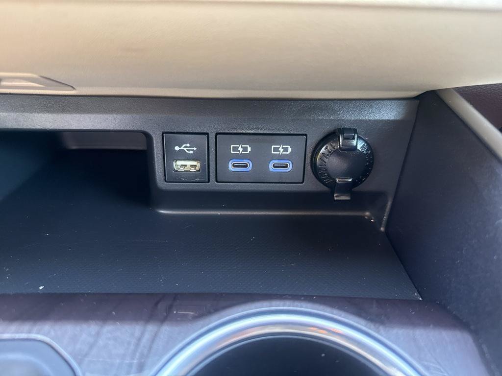 Used 2022 Toyota Highlander Limited FWD image 13