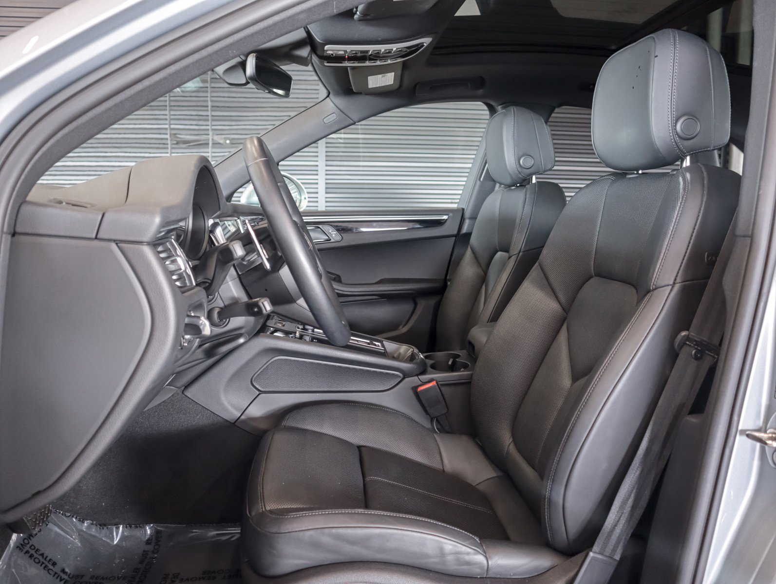Certified 2023 Porsche Macan AWD/4WD image 5