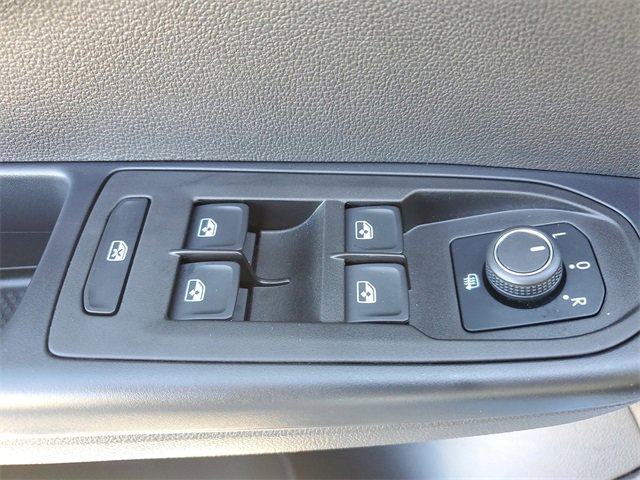 Certified 2025 Volkswagen Taos SE image 24