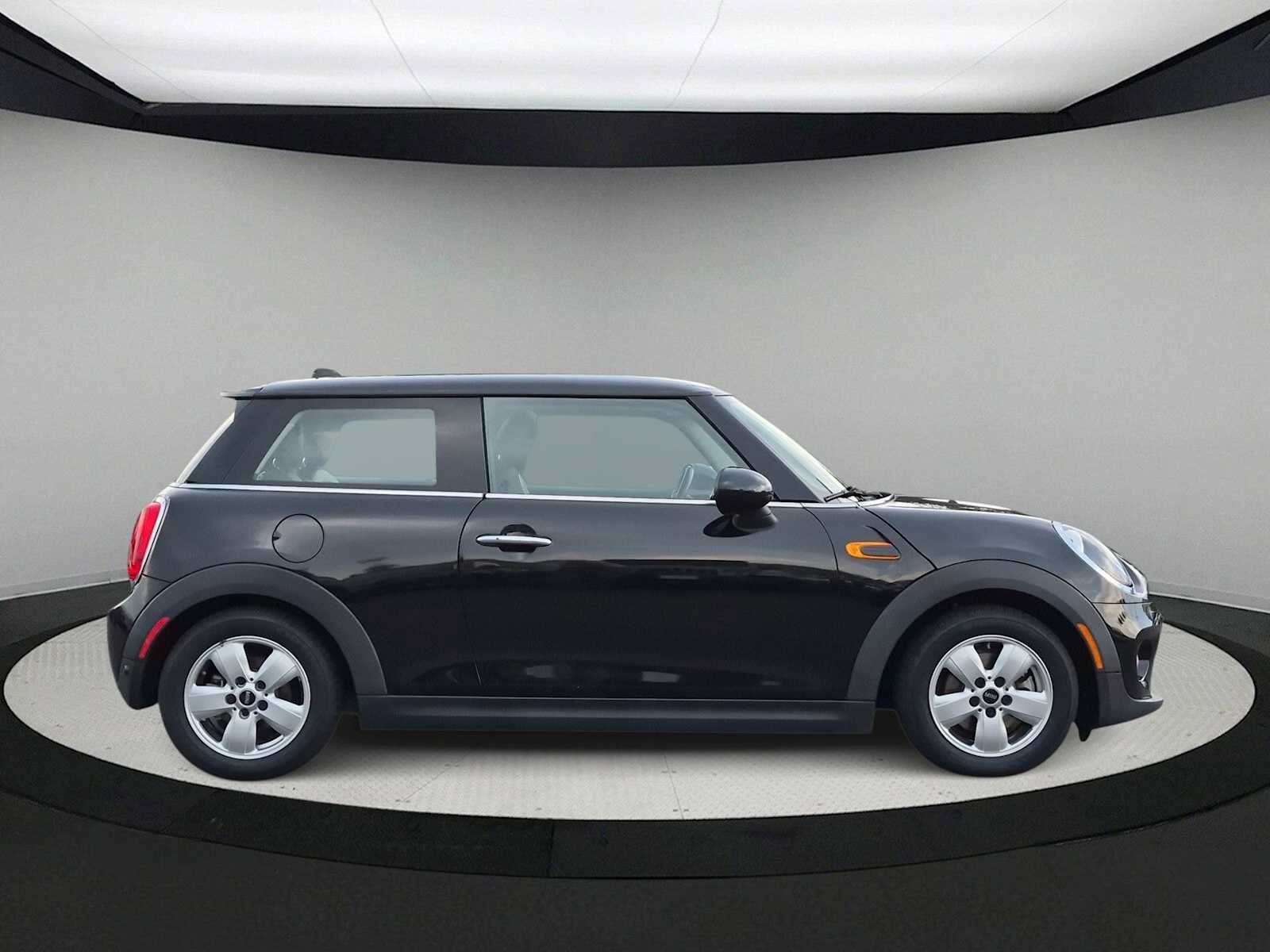 Used 2018 MINI Cooper 2-Door Hardtop FWD image 9