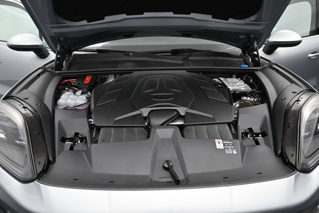 Certified 2025 Porsche Cayenne AWD/4WD image 17