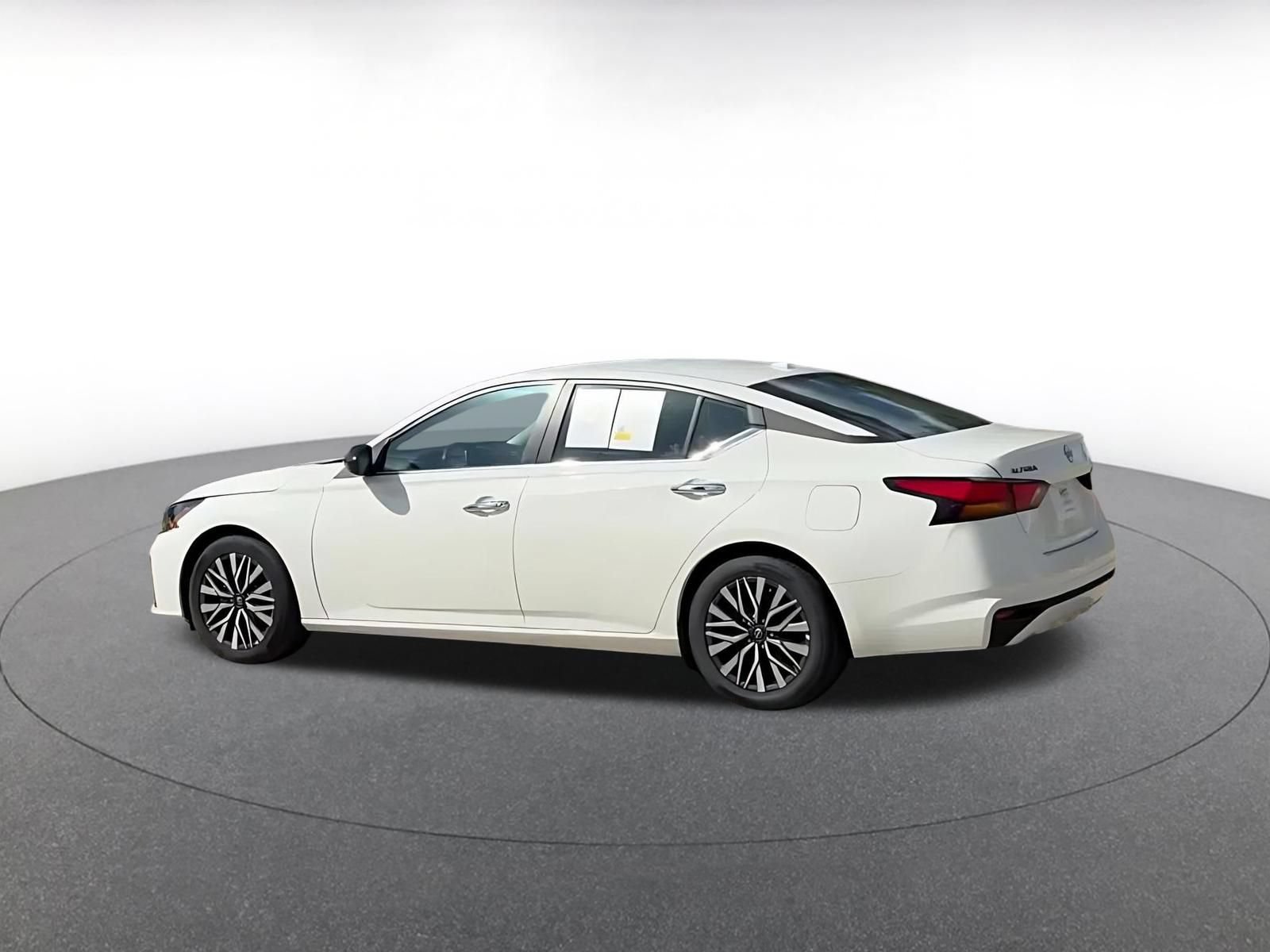 Used 2025 Nissan Altima 2.5 SV FWD image 10