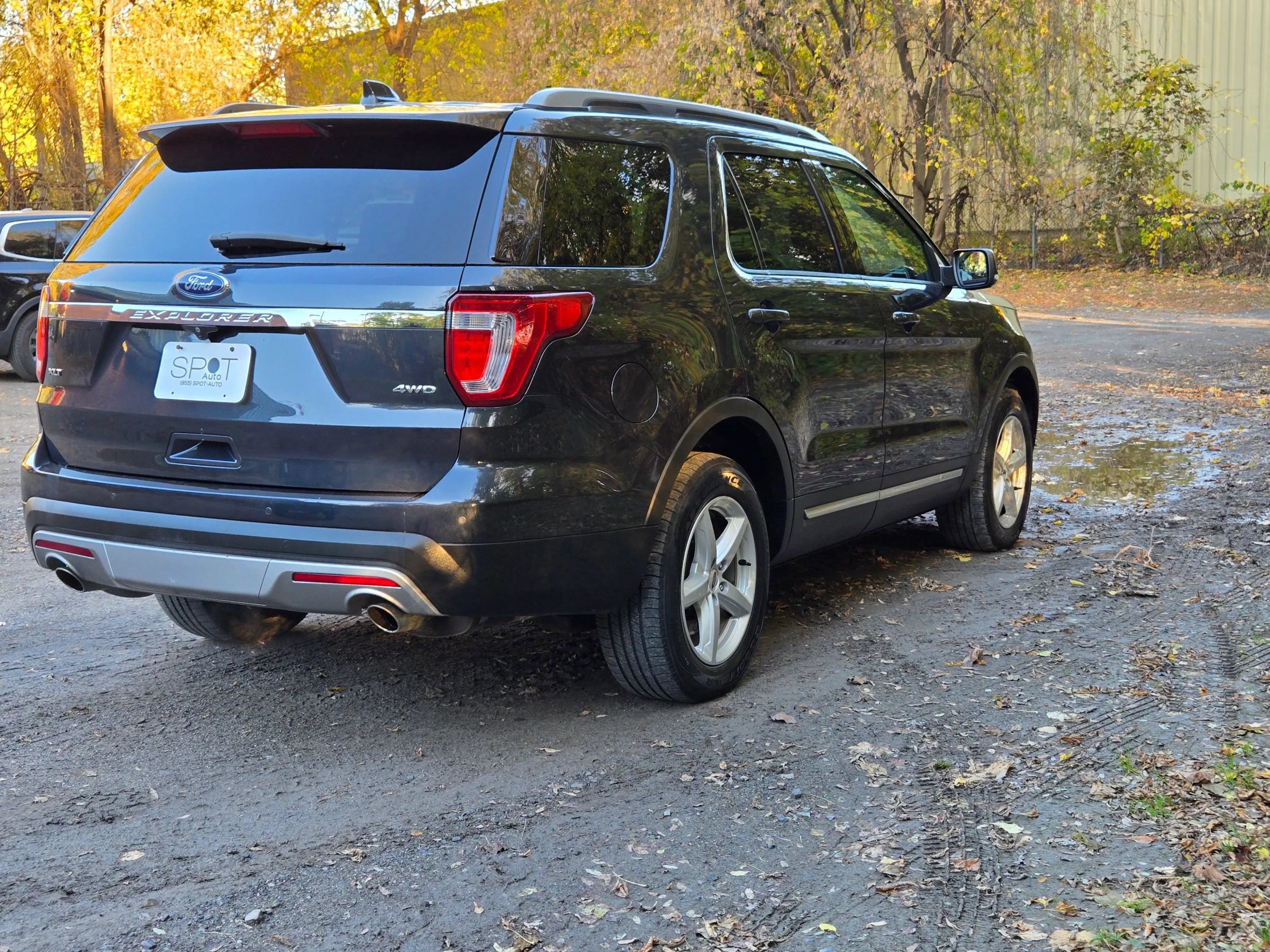 Used 2017 Ford Explorer XLT w/ Equipment Group 202A AWD/4WD image 7