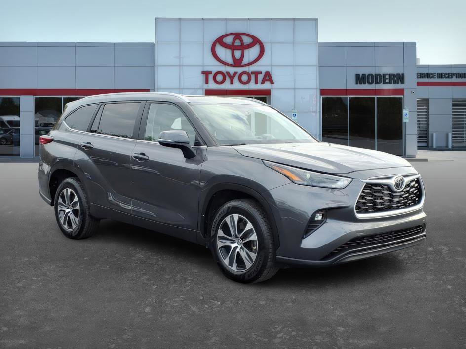 Certified 2023 Toyota Highlander XLE image 3