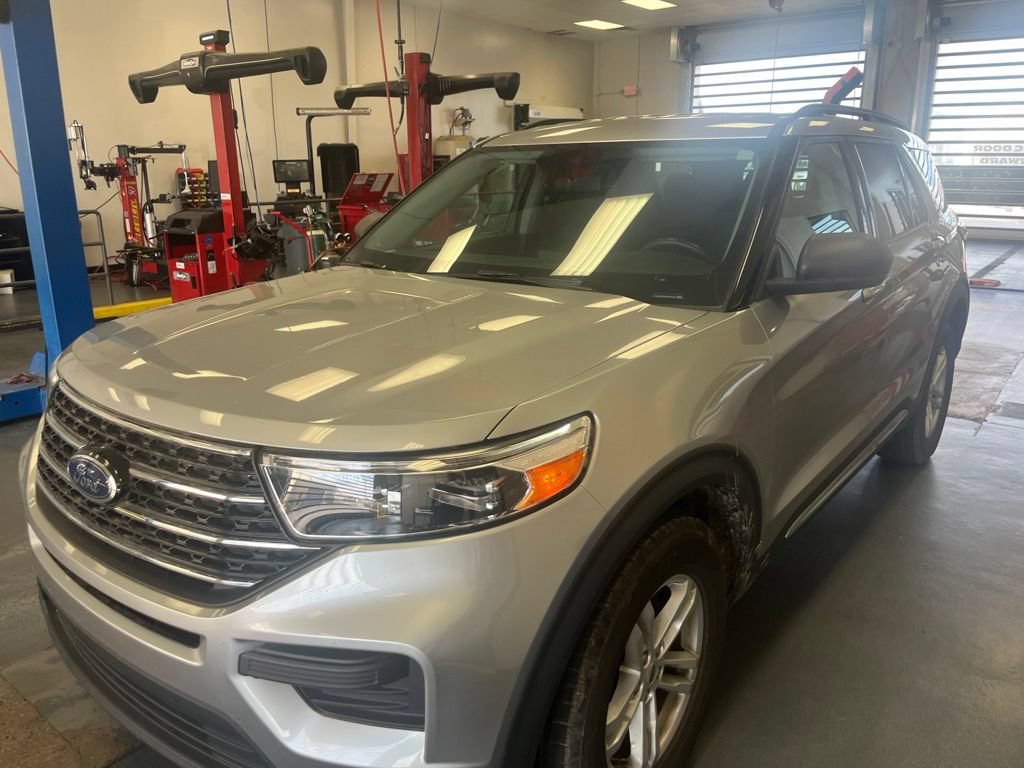 Used 2021 Ford Explorer XLT AWD/4WD image 2