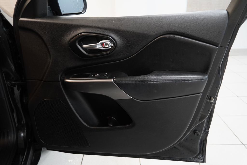 Used 2020 Jeep Cherokee Latitude FWD image 28
