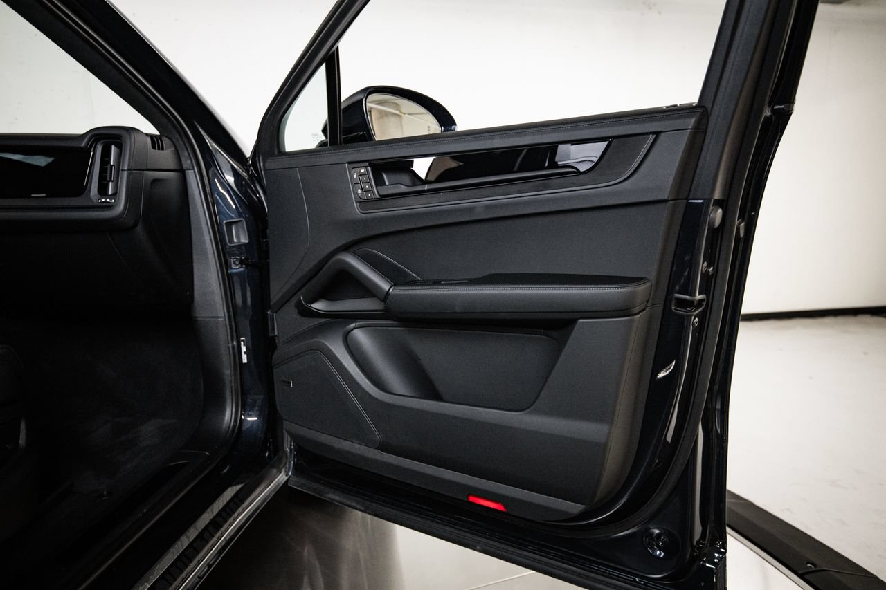 Certified 2025 Porsche Cayenne GTS AWD/4WD image 27