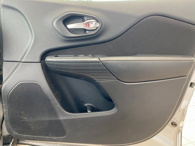 Used 2016 Jeep Cherokee Latitude w/ Cold Weather Group image 11