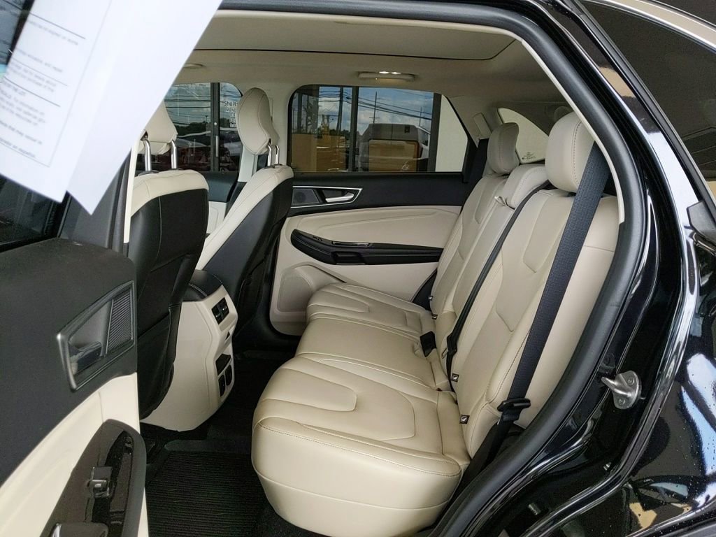 Used 2019 Ford Edge Titanium w/ Equipment Group 301A AWD/4WD image 16