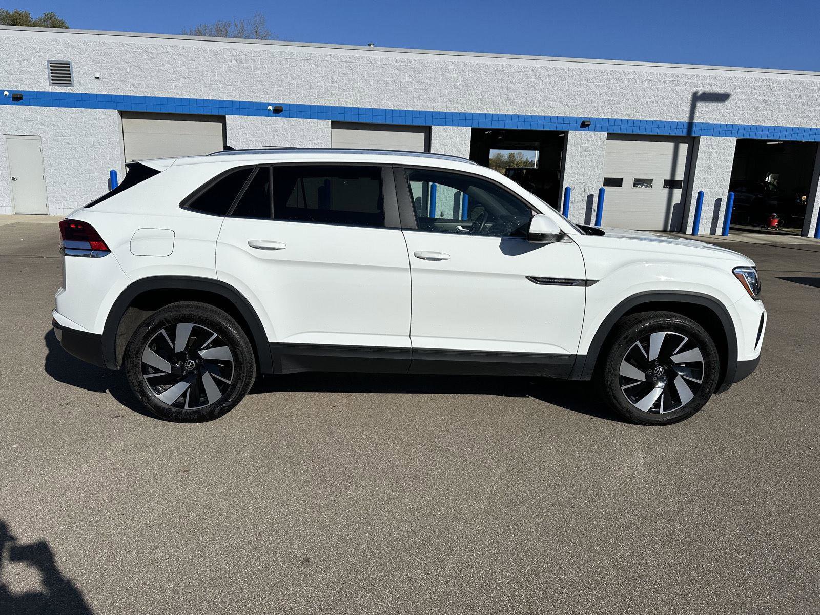Used 2025 Volkswagen Atlas Cross Sport SE image 9