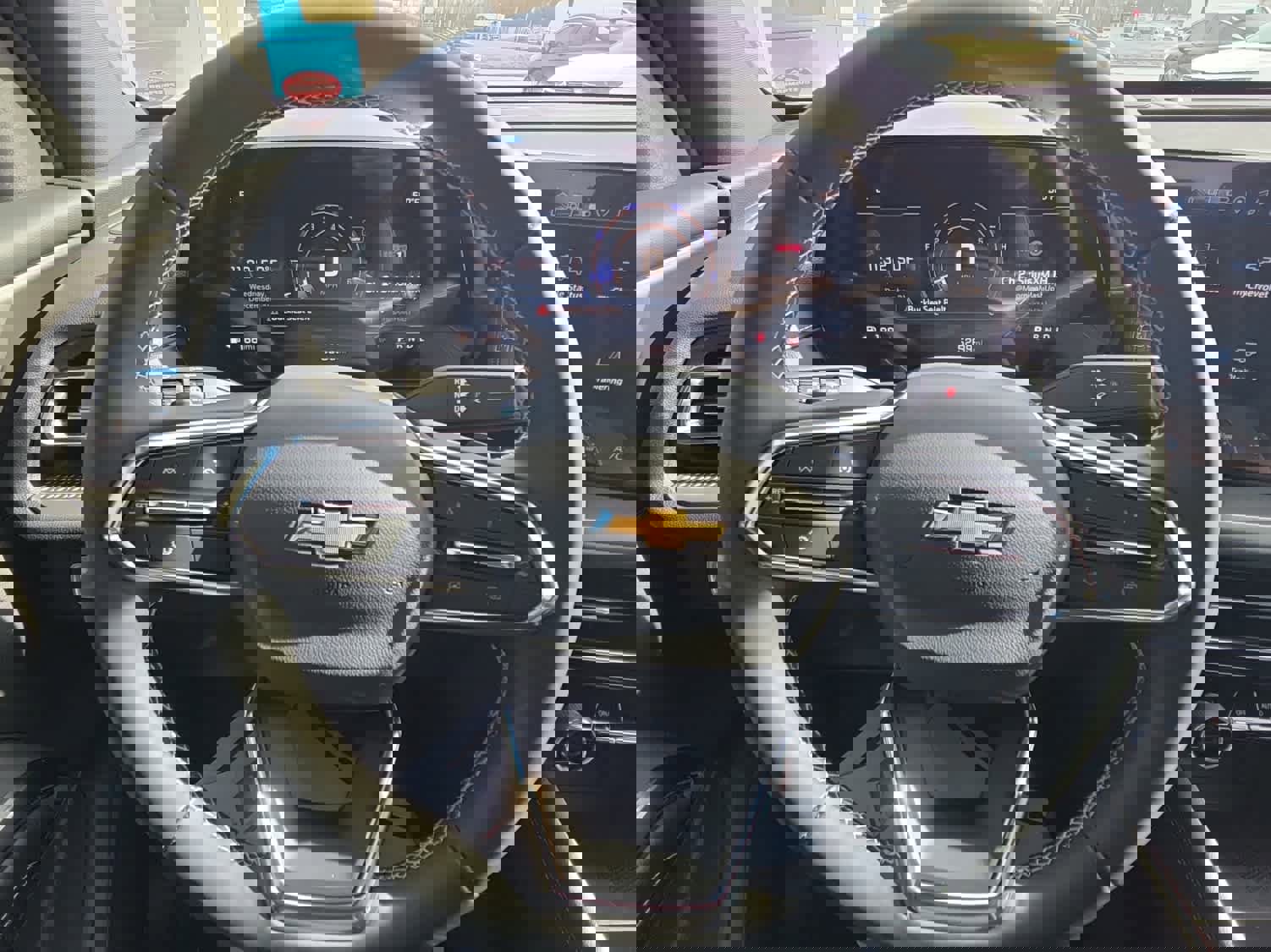 Used 2025 Chevrolet Traverse LT w/ Driver Confidence Package image 9