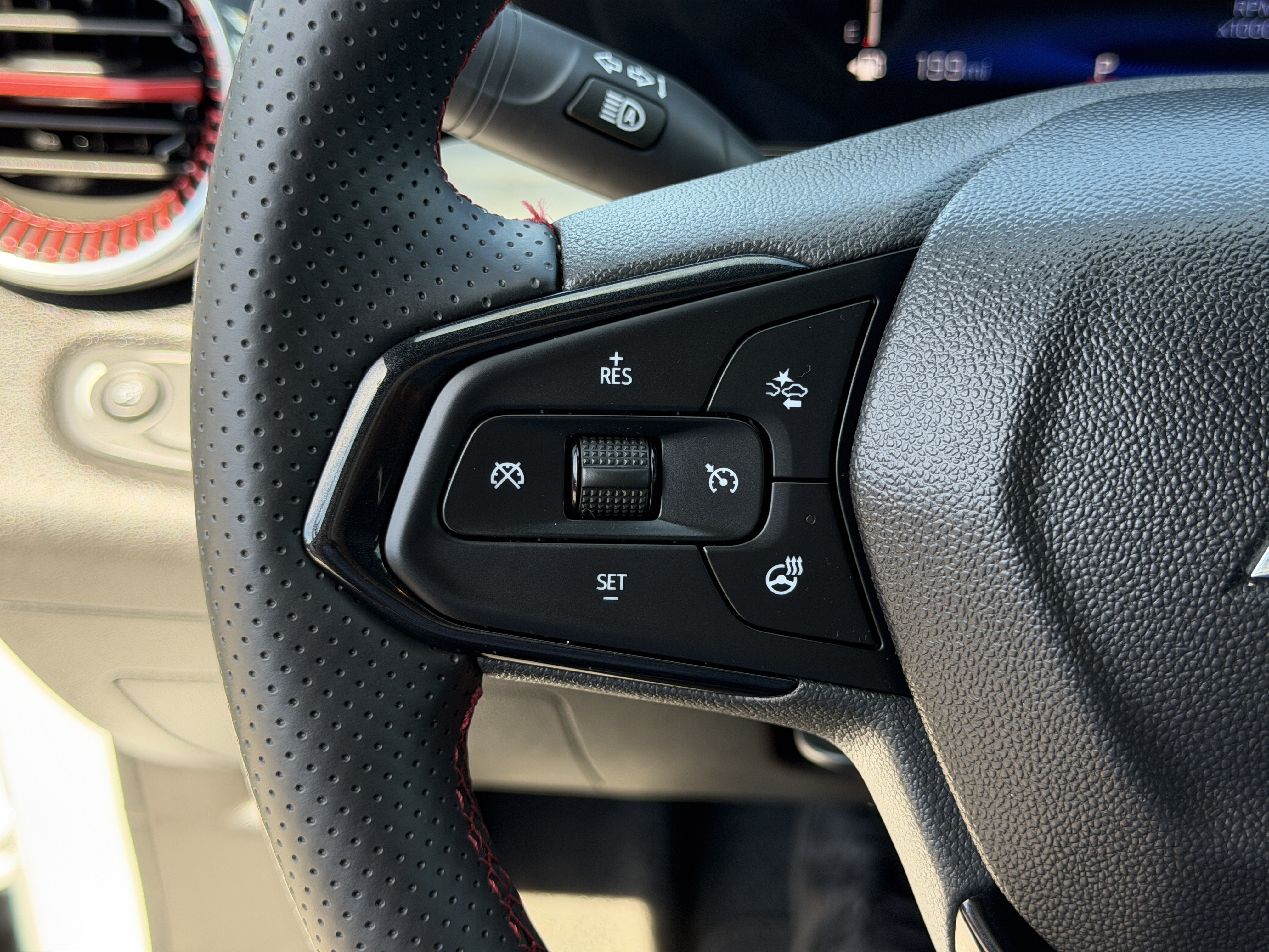 Used 2025 Chevrolet Trax RS w/ Driver Confidence Package FWD image 29