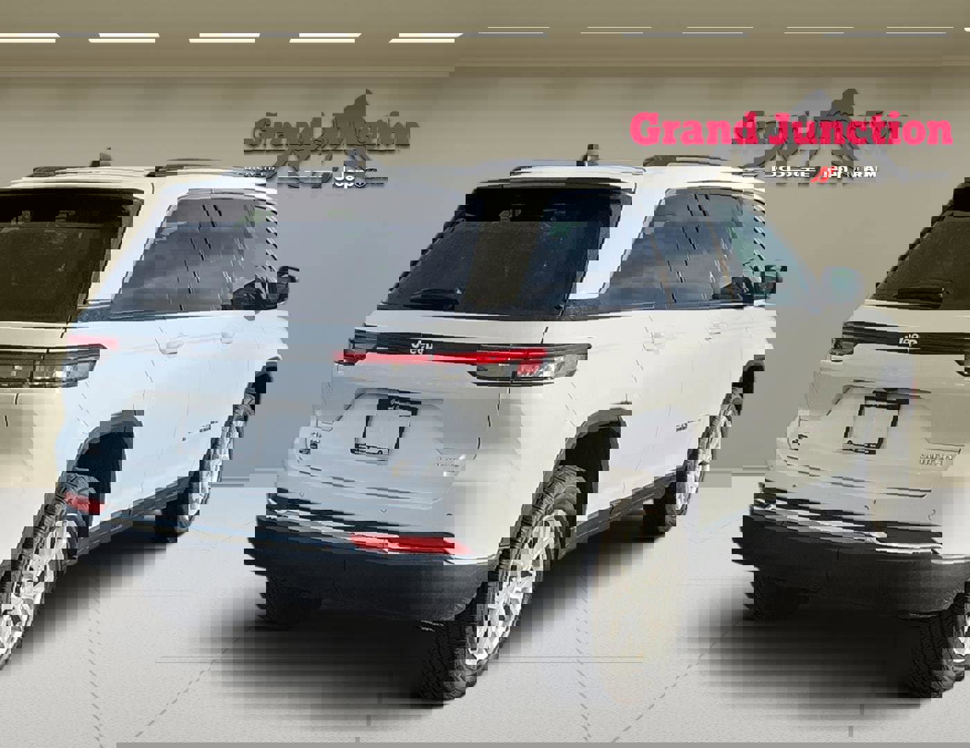 Used 2023 Jeep Grand Cherokee Limited image 4