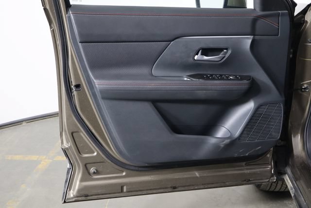 Used 2025 Nissan Kicks SR FWD image 11