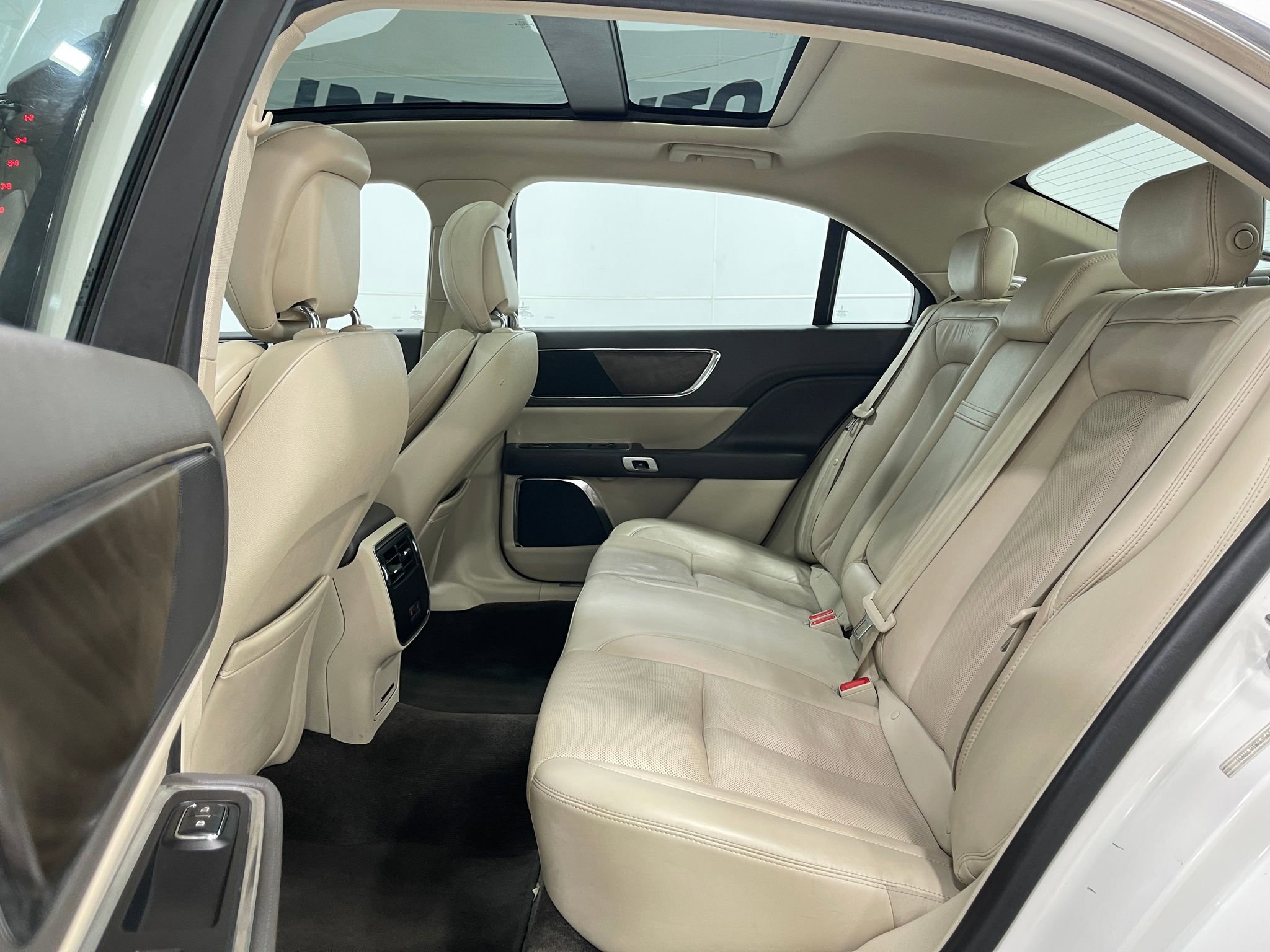 Used 2018 Lincoln Continental Select w/ Continental Climate Package image 30