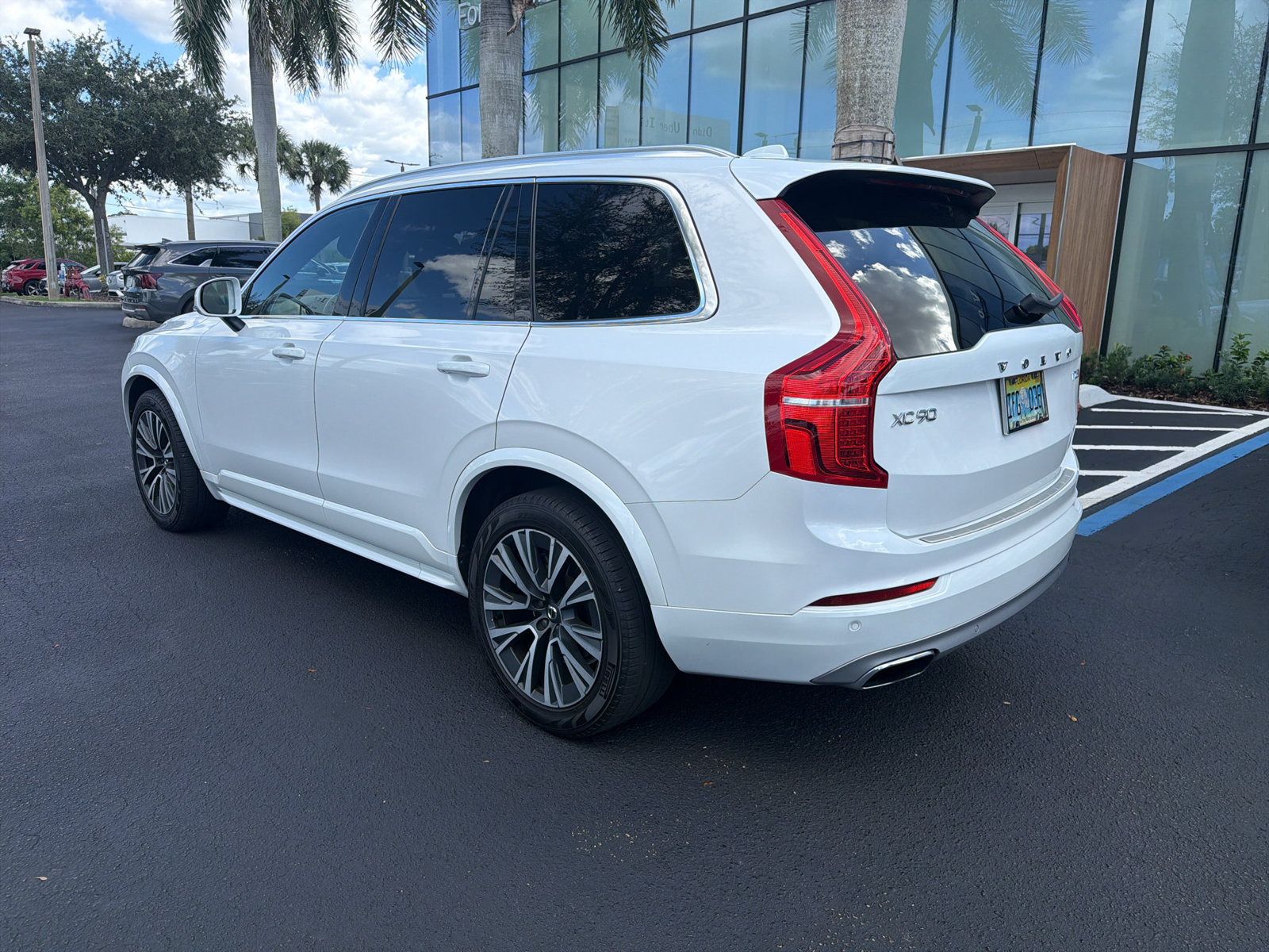 Used 2021 Volvo XC90 T6 Momentum w/ Protection Package Premier AWD/4WD image 4