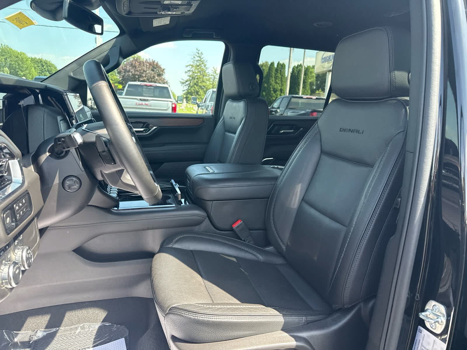 Used 2025 GMC Yukon Denali AWD/4WD image 10