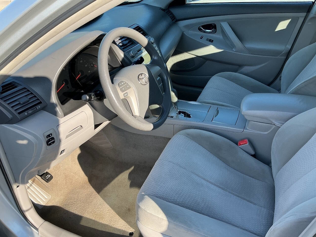 Used 2011 Toyota Camry LE FWD image 17
