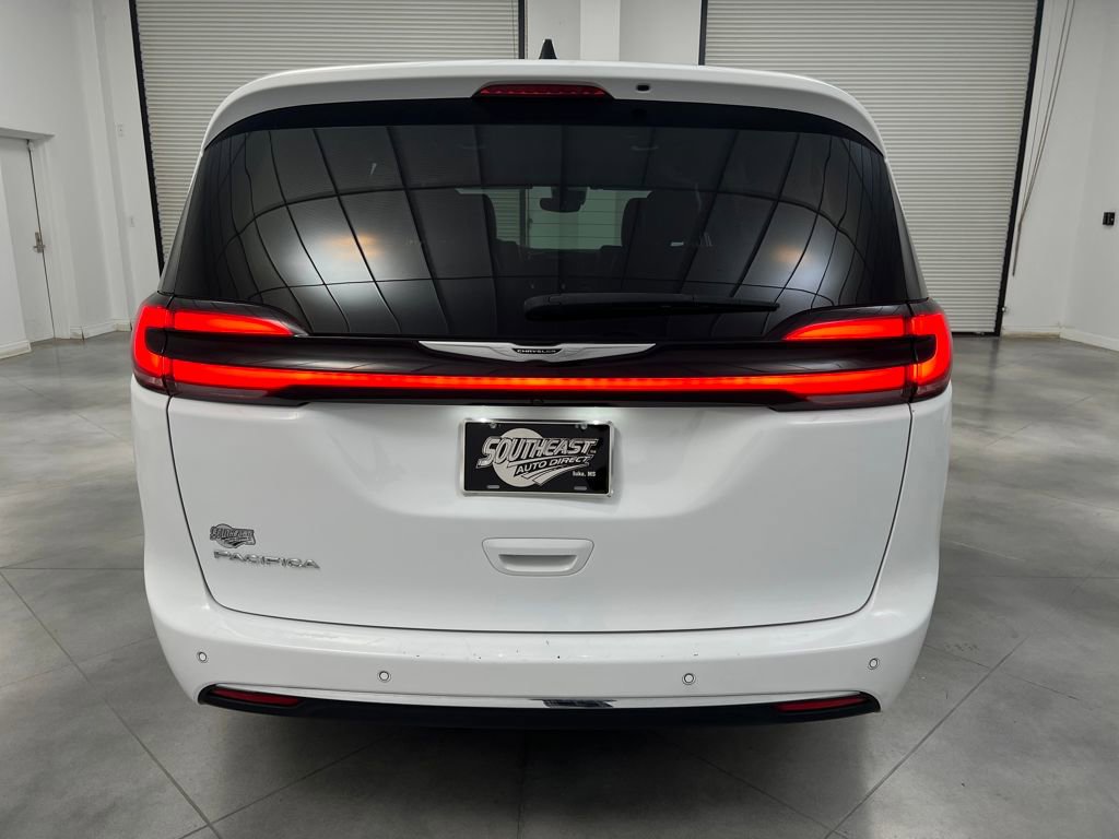 Used 2024 Chrysler Pacifica Touring-L image 6