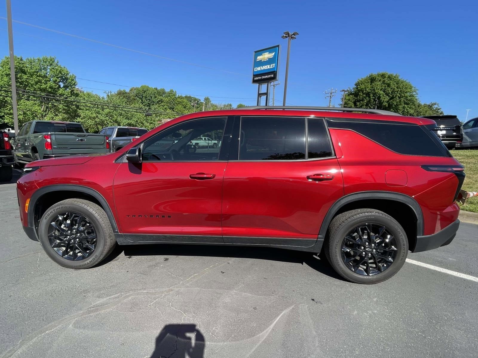 Used 2025 Chevrolet Traverse LT w/ Midnight/Sport Edition FWD image 8