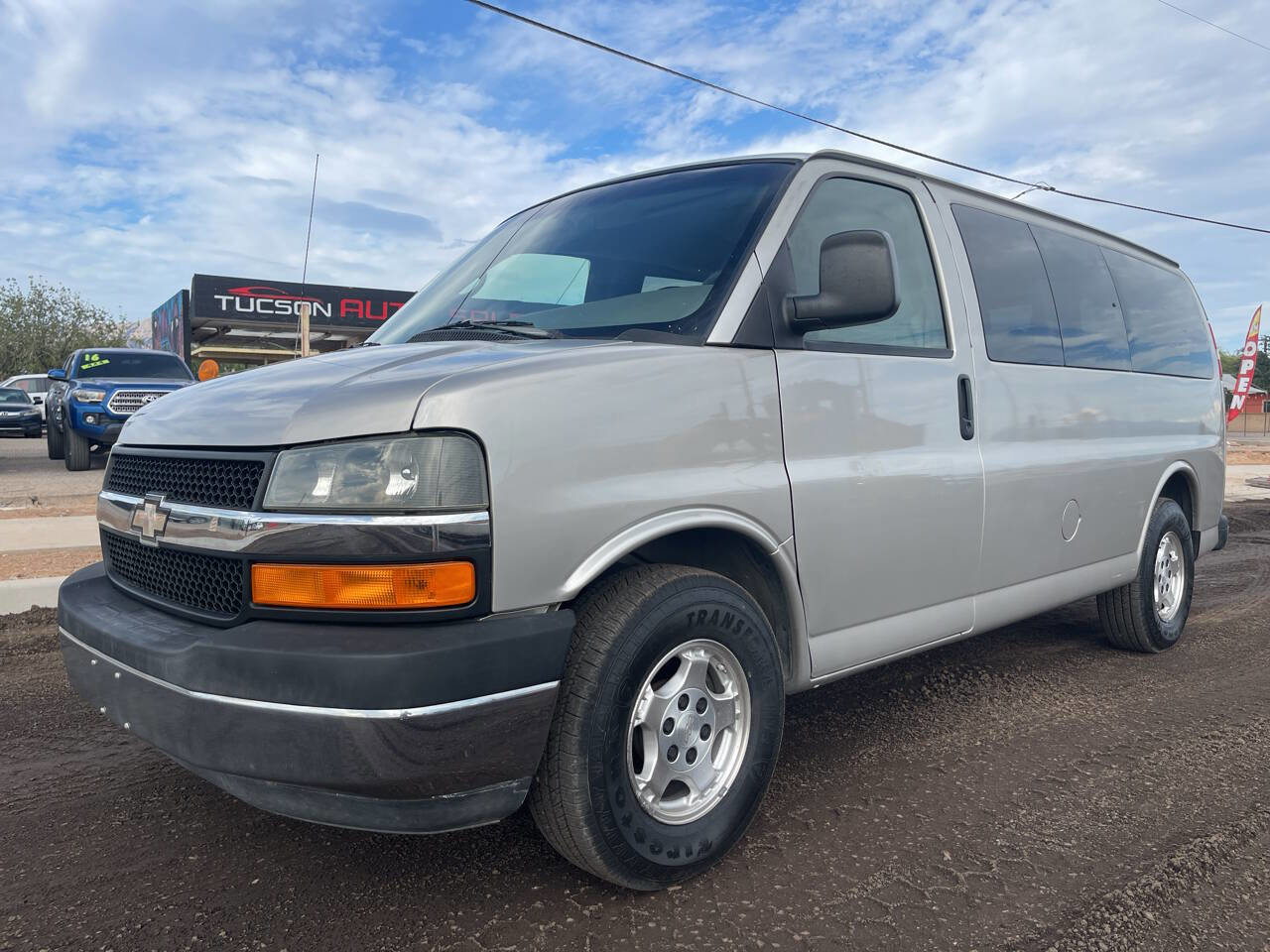 Used 2008 Chevrolet Express 1500 Passenger w/ LT Preferred Equipment Group image 2