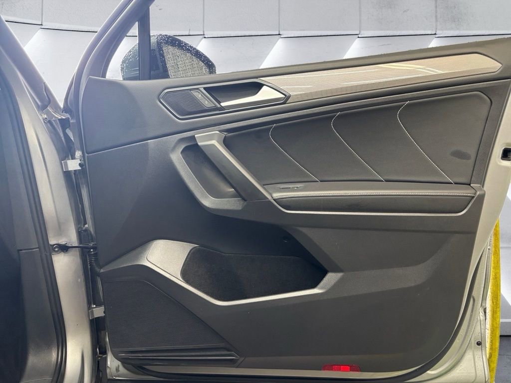 Used 2022 Volkswagen Tiguan SE w/ Panoramic Sunroof Package image 26