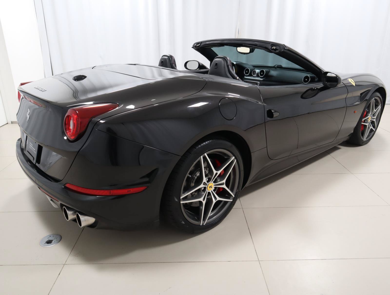 Used 2016 Ferrari California T RWD image 8