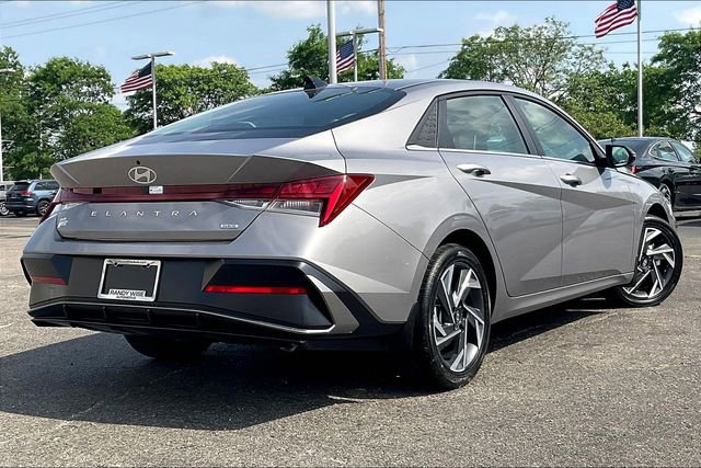 New 2025 Hyundai Elantra Limited image 15