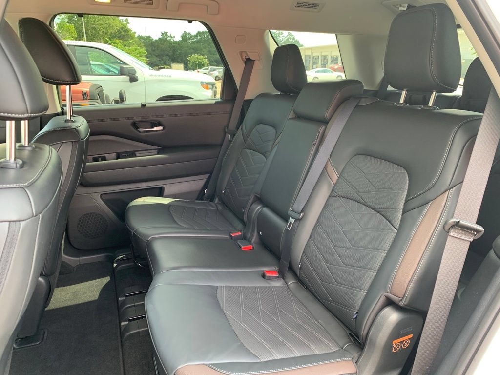 Used 2025 Nissan Pathfinder Platinum w/ Cargo Package FWD image 23