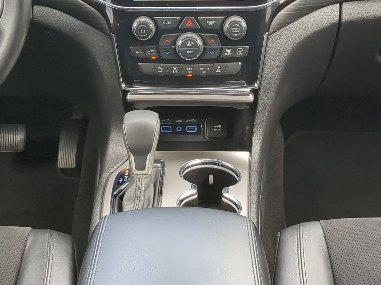 Used 2019 Jeep Grand Cherokee Laredo w/ Laredo X Package image 17