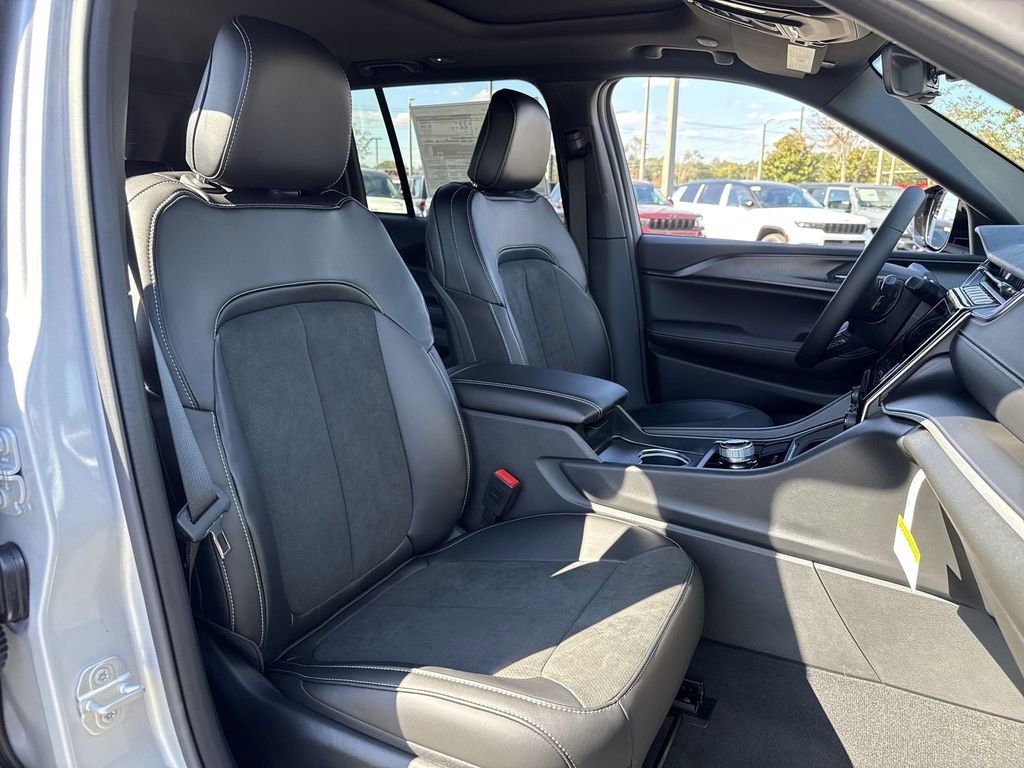 New 2025 Jeep Grand Cherokee Altitude image 28