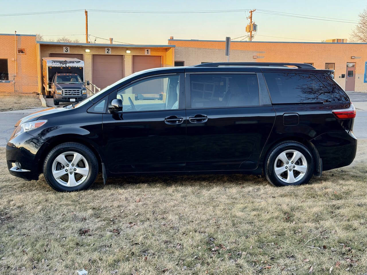 Used 2015 Toyota Sienna LE image 4