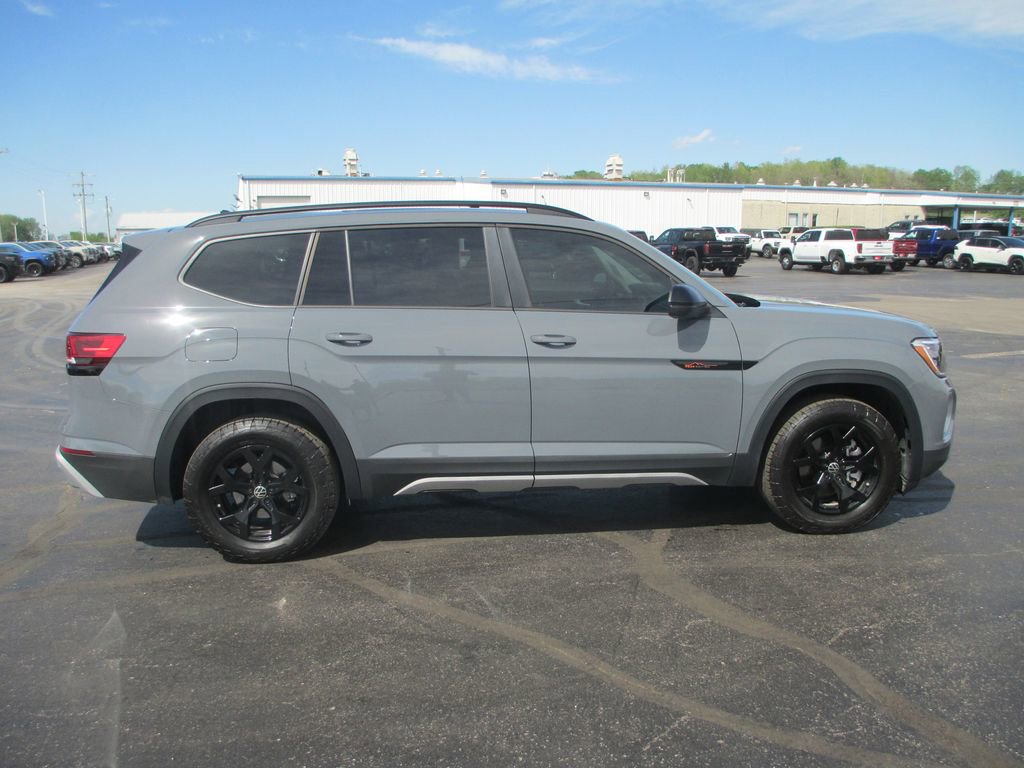 Used 2025 Volkswagen Atlas Peak Edition SE AWD/4WD image 3