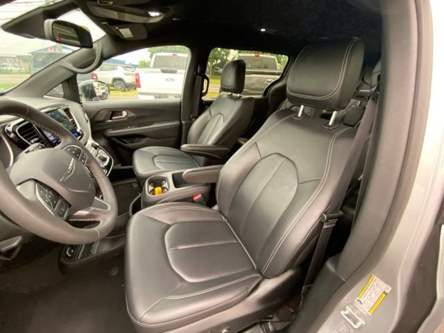 Used 2026 Chrysler Pacifica Select FWD image 12