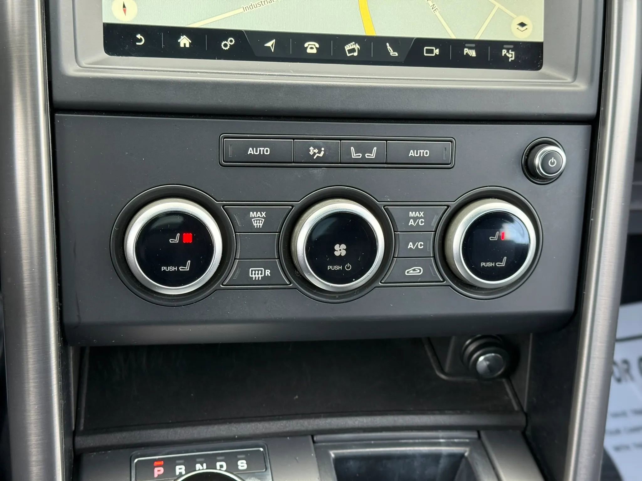 Used 2020 Land Rover Discovery Landmark image 25