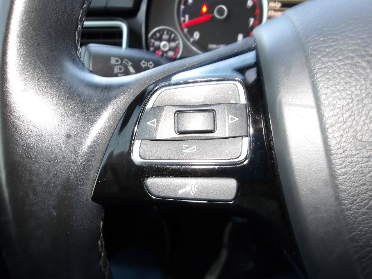 Used 2015 Volkswagen Touareg Sport AWD/4WD image 15
