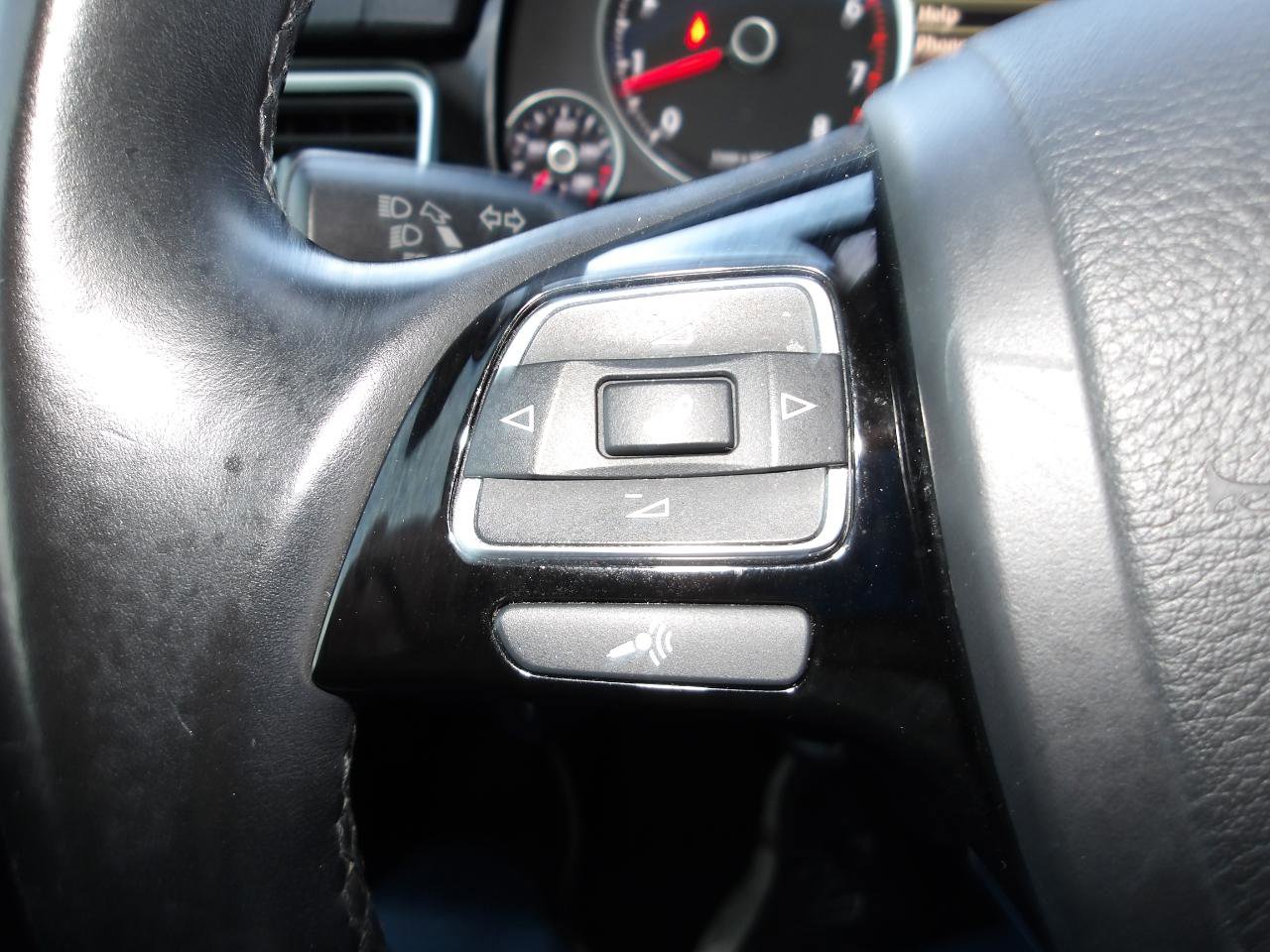 Used 2015 Volkswagen Touareg Sport AWD/4WD image 15