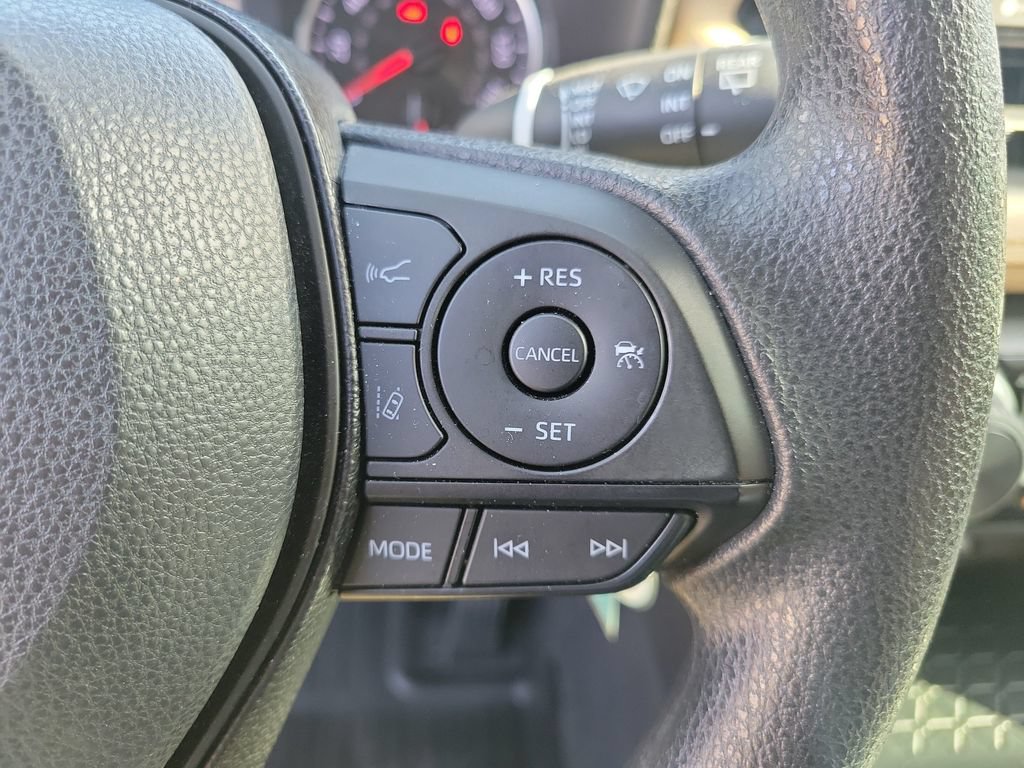 Used 2020 Toyota RAV4 LE FWD image 28