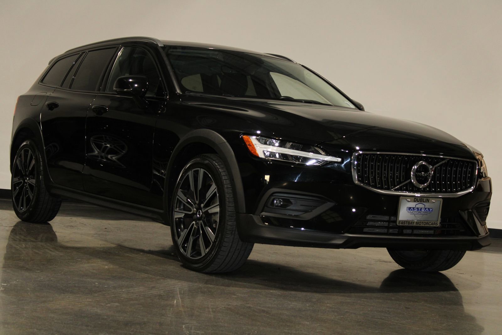 Used 2021 Volvo V60 T5 Cross Country w/ Climate Package image 3