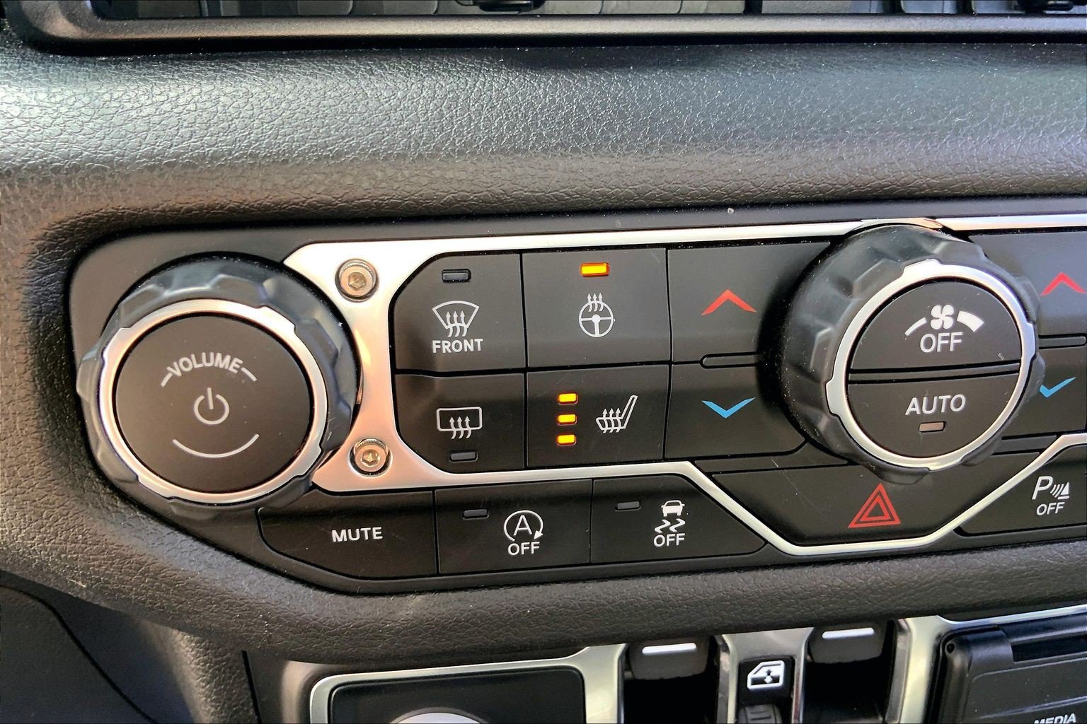 Certified 2025 Jeep Gladiator Sport AWD/4WD image 33