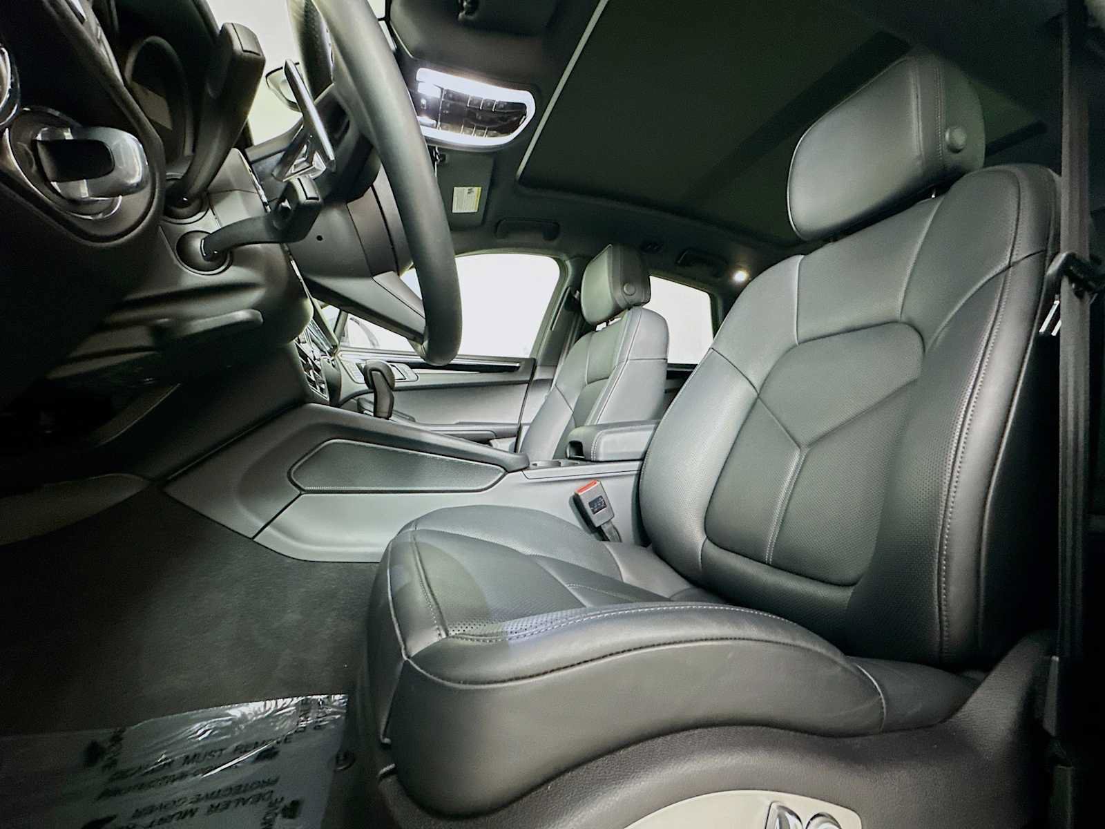 Certified 2026 Porsche Macan AWD/4WD image 5