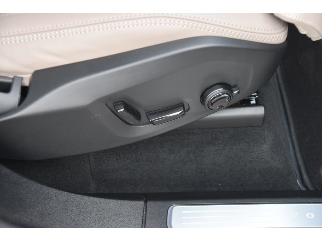Certified 2025 Volvo XC90 B6 Ultra image 34
