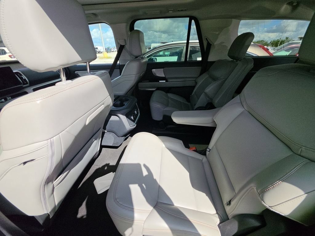Used 2025 Ford Expedition Max Active RWD image 6