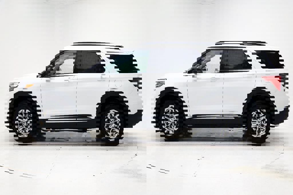 Used 2021 Ford Explorer XLT w/ Equipment Group 202A image 4