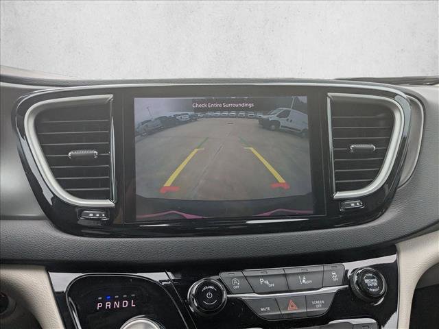 Used 2024 Chrysler Pacifica Touring-L FWD image 12